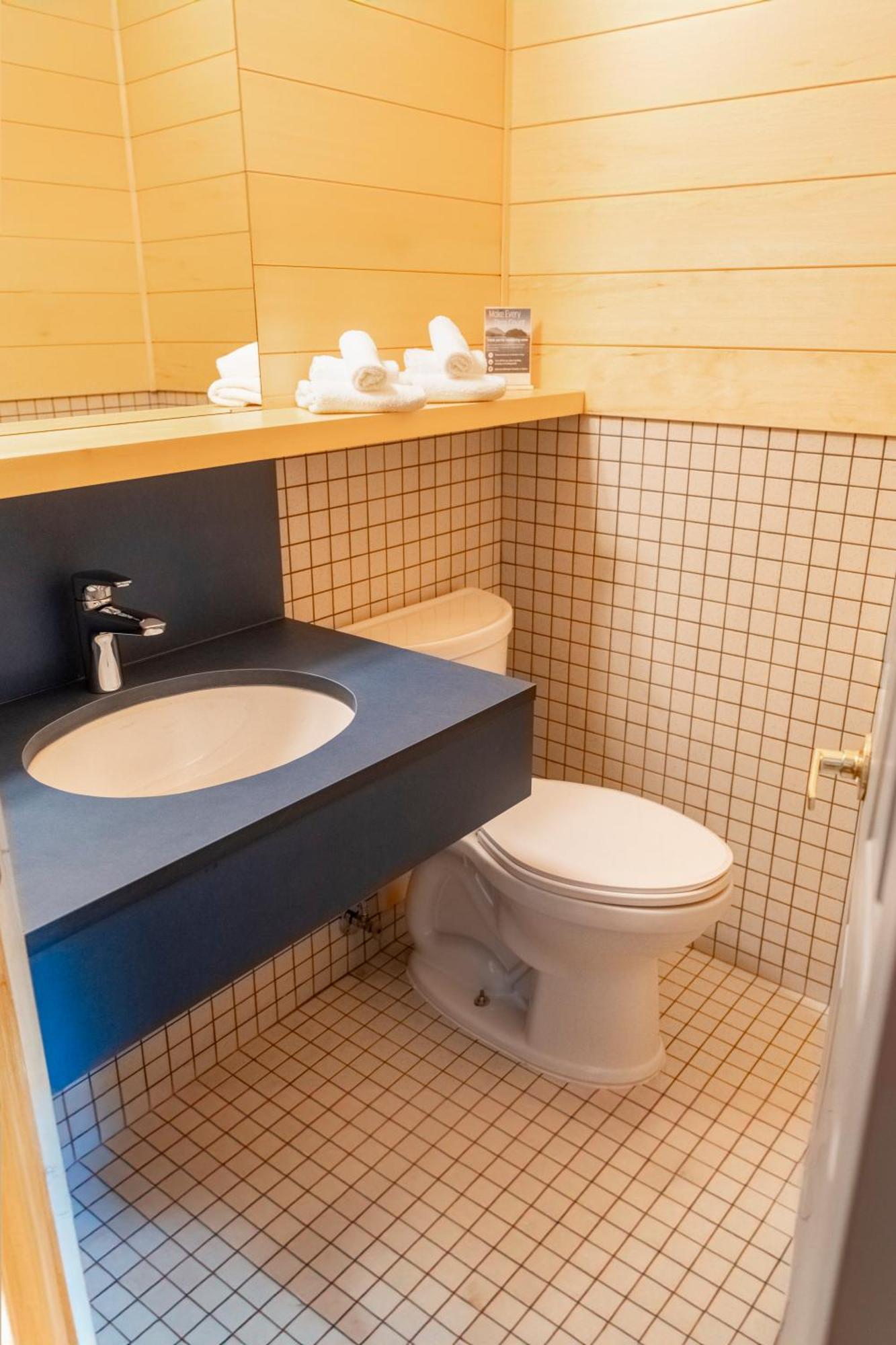 Whalers Guesthouse Tofino Bagian luar foto