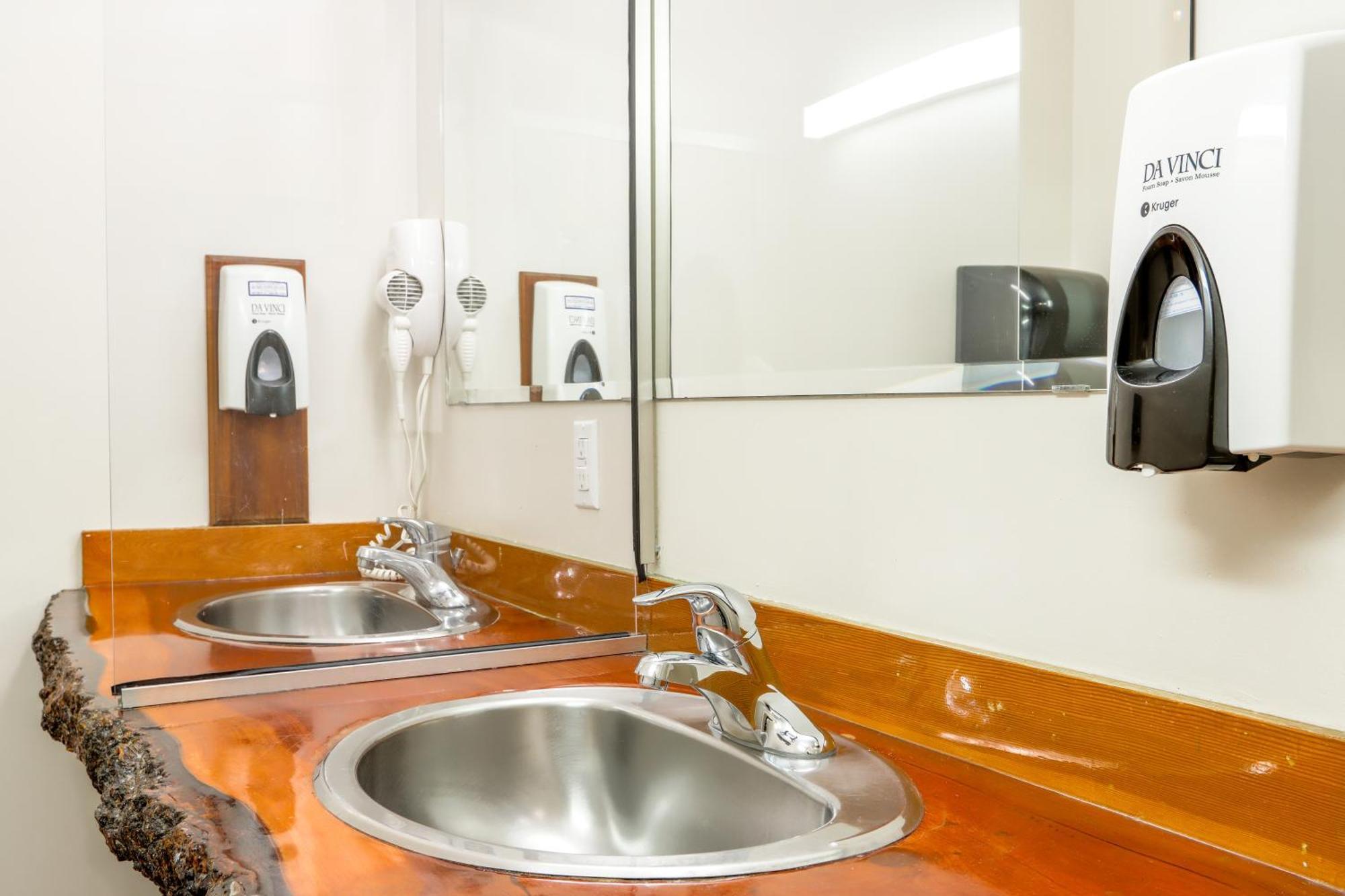 Whalers Guesthouse Tofino Bagian luar foto
