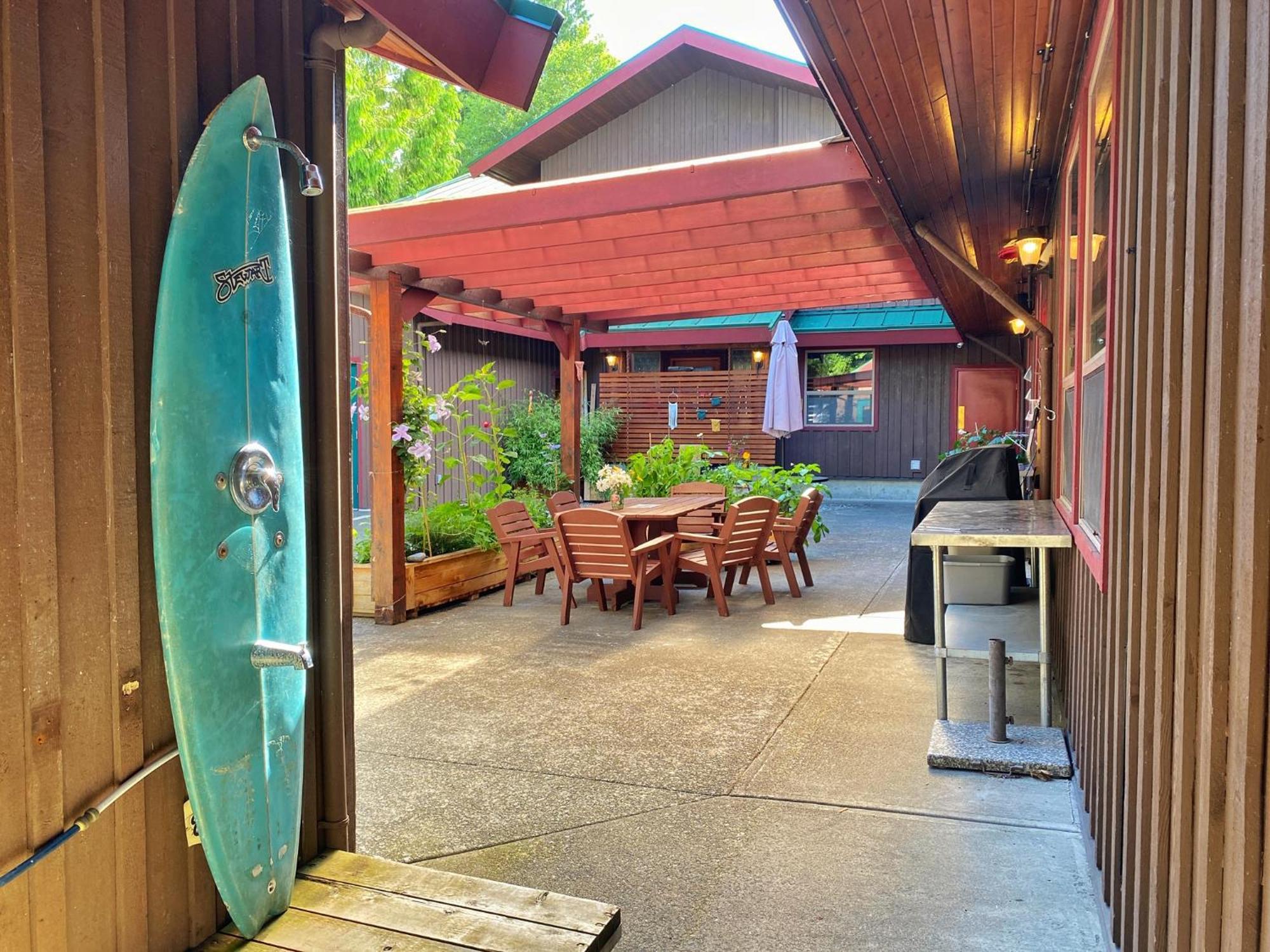 Whalers Guesthouse Tofino Bagian luar foto